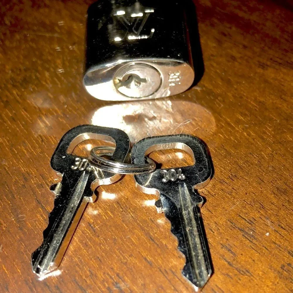 LOUIS VUITTON Palladium Lock and Key Silver Padlock Rare LV #304
